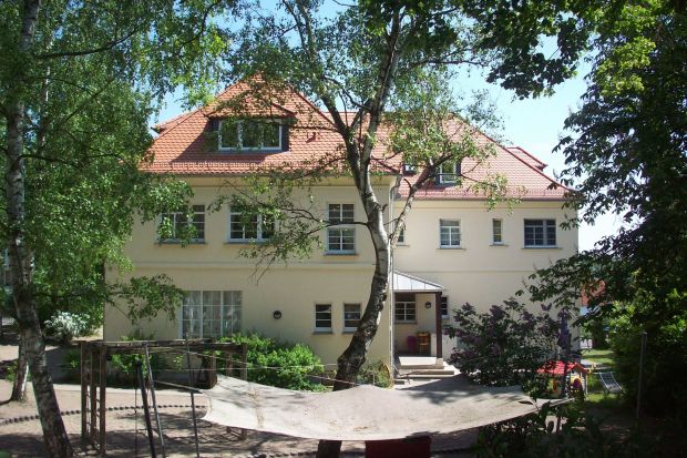 Der Kindergarten Edith Stein in Halle (Saale) Hier die Rückansicht auf das Gebäude aus dem großen Freigelände heraus.